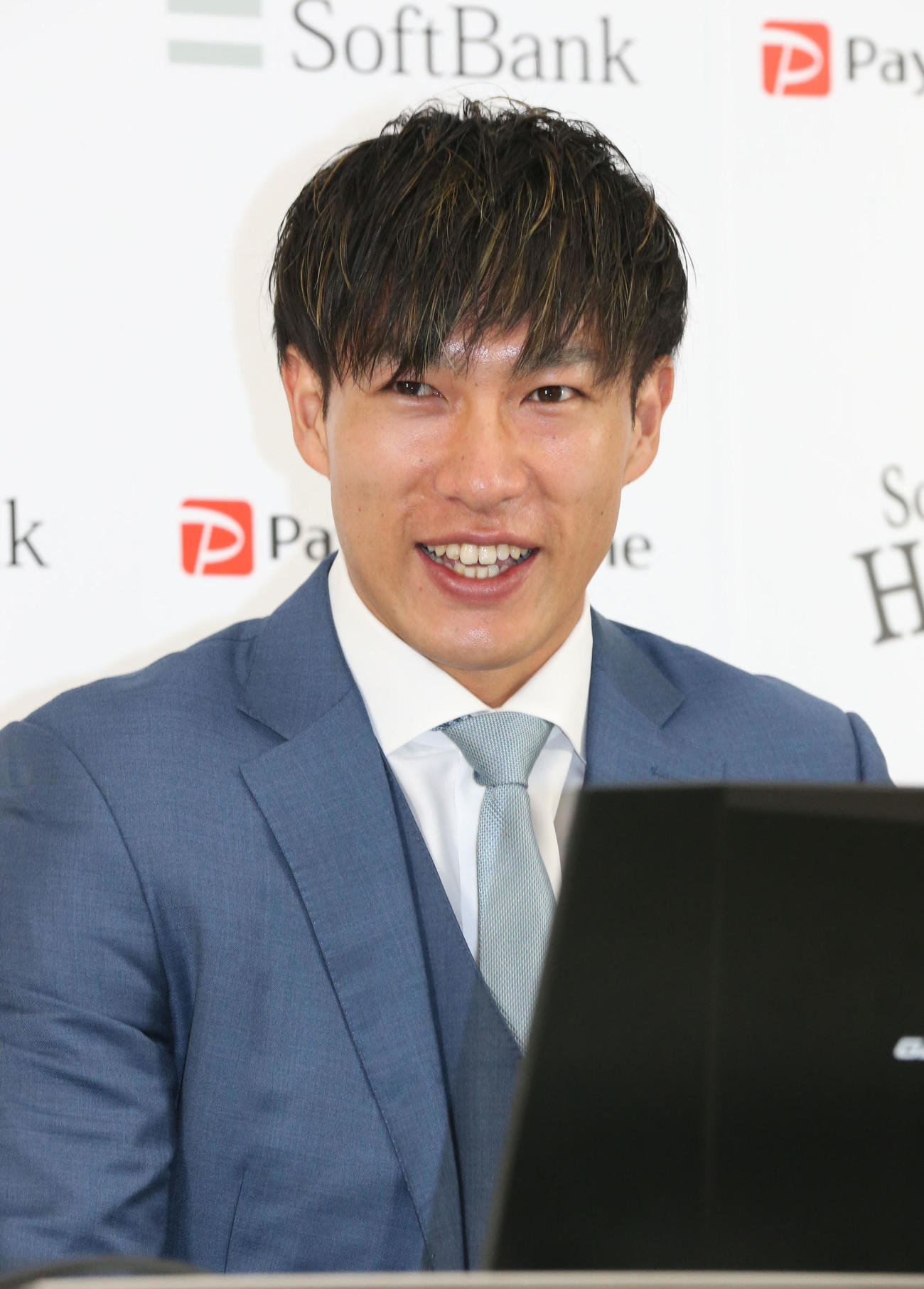 契約更改を終えた柳田悠岐は笑顔で報道陣の質問に応える（撮影・梅根麻紀）