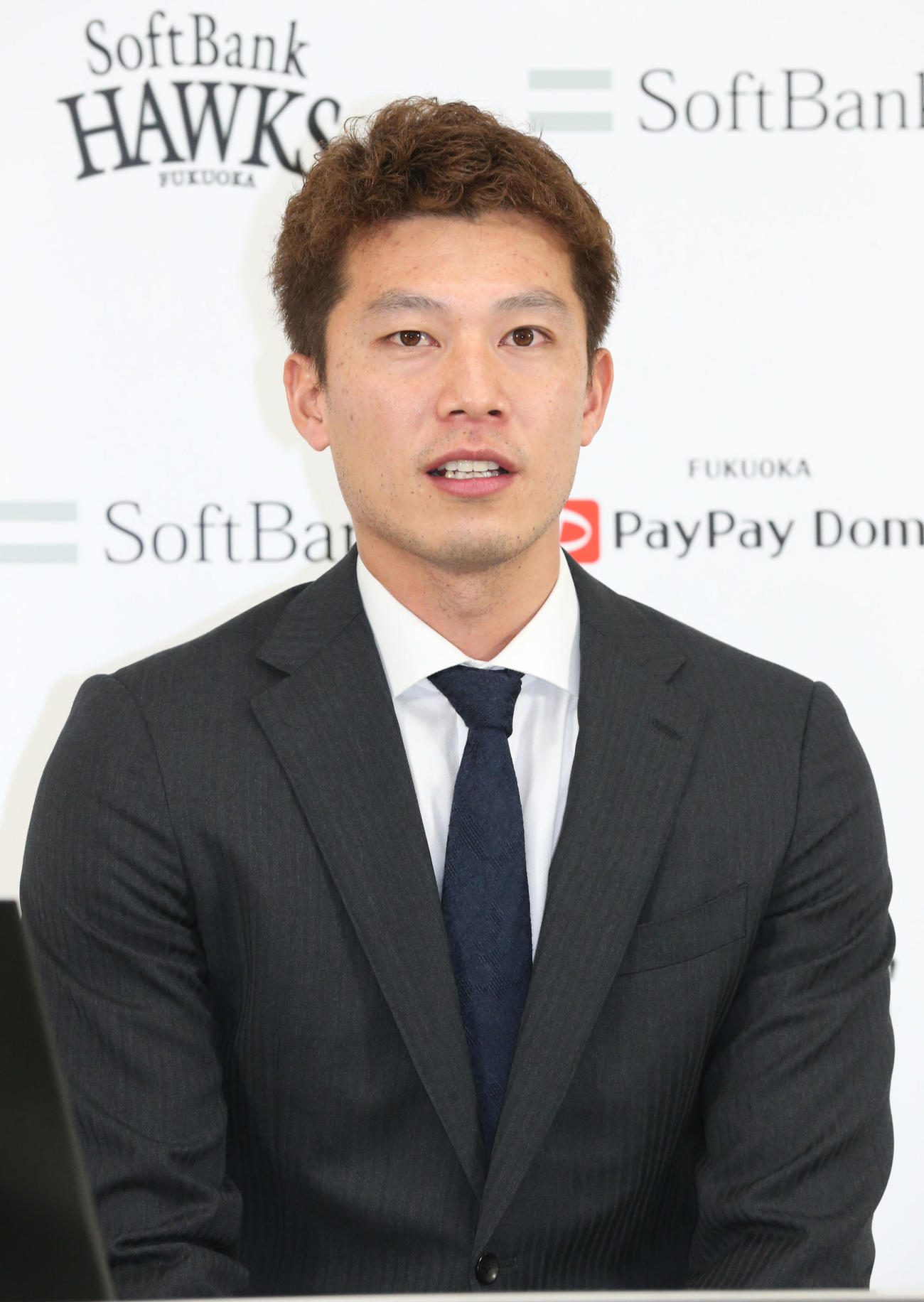 契約更改を終えた岩崎翔は会見で話をする（撮影・梅根麻紀）