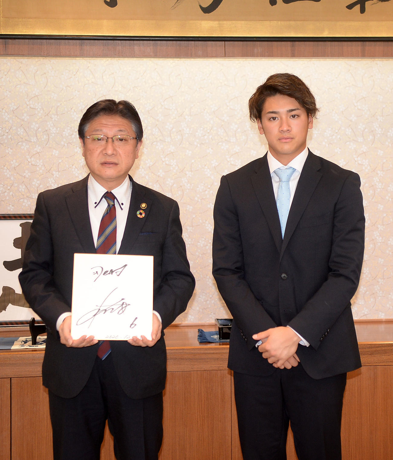 静岡市を表敬訪問したDeNA森（右）、左は田辺市長
