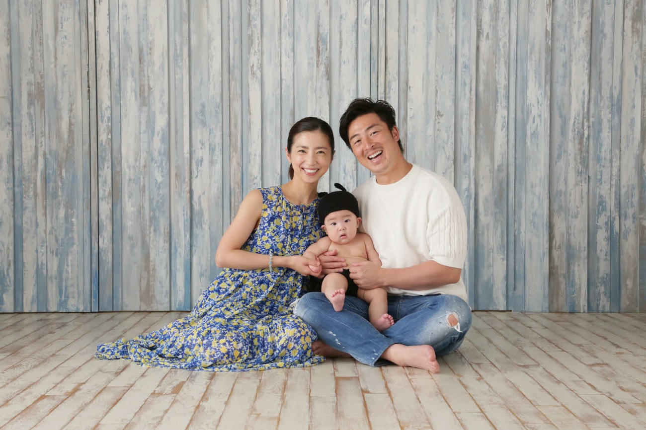 ロッテ美馬夫妻と「ミニっち」（レディ・バード提供）
