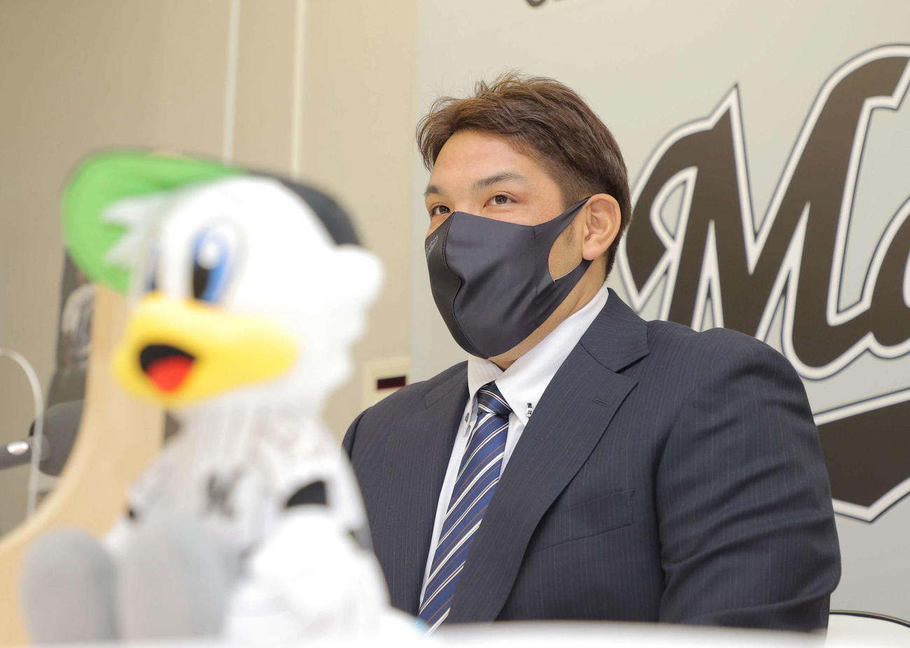記者の質問に答えるロッテ井上（代表撮影）