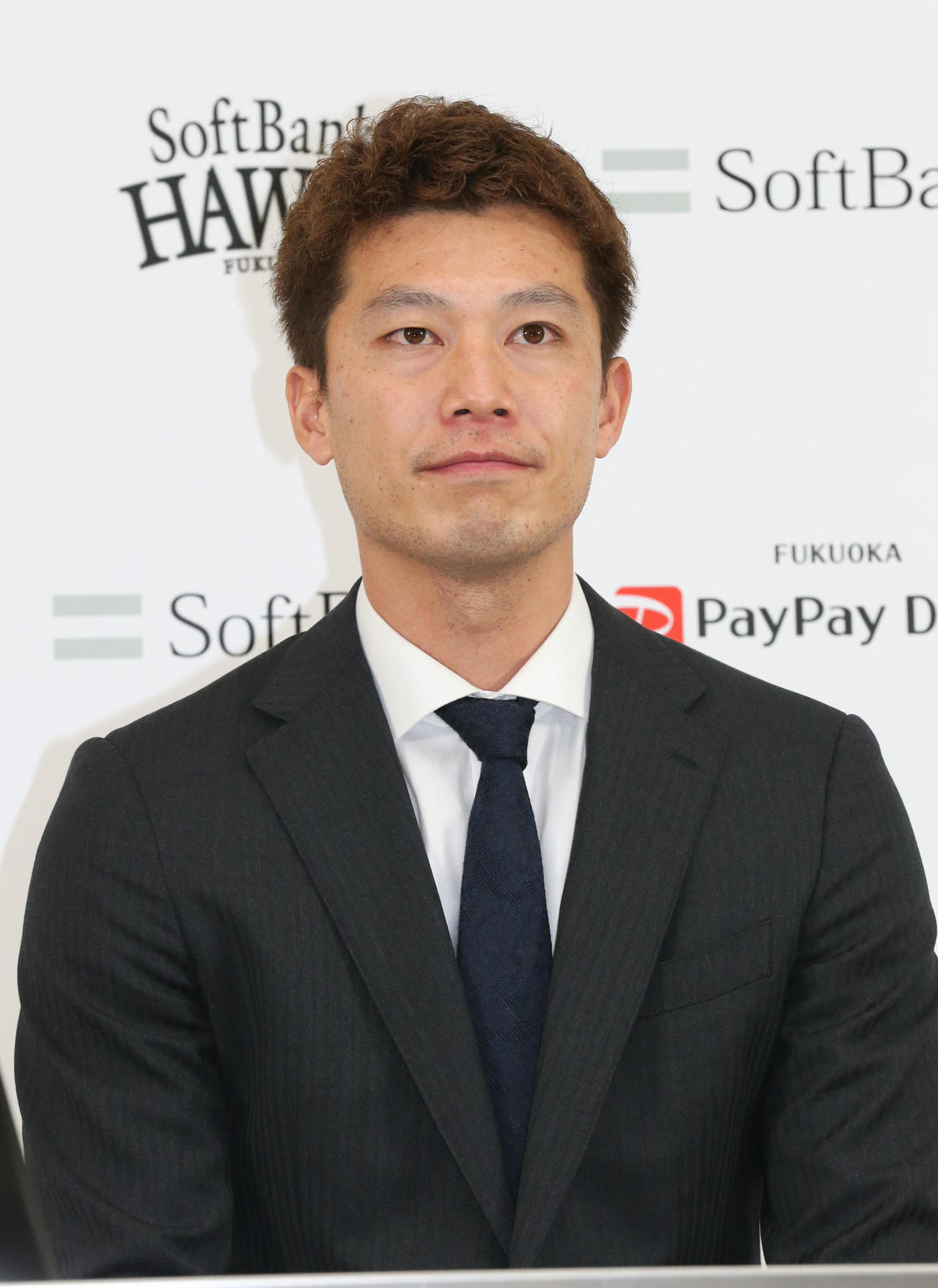 契約更改を終えた岩崎翔は会見で話をする（撮影・梅根麻紀）