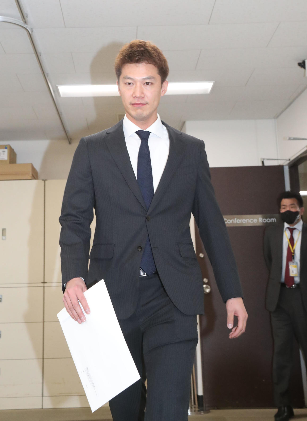契約更改を終えた岩崎翔は会見の席に着く（撮影・梅根麻紀）