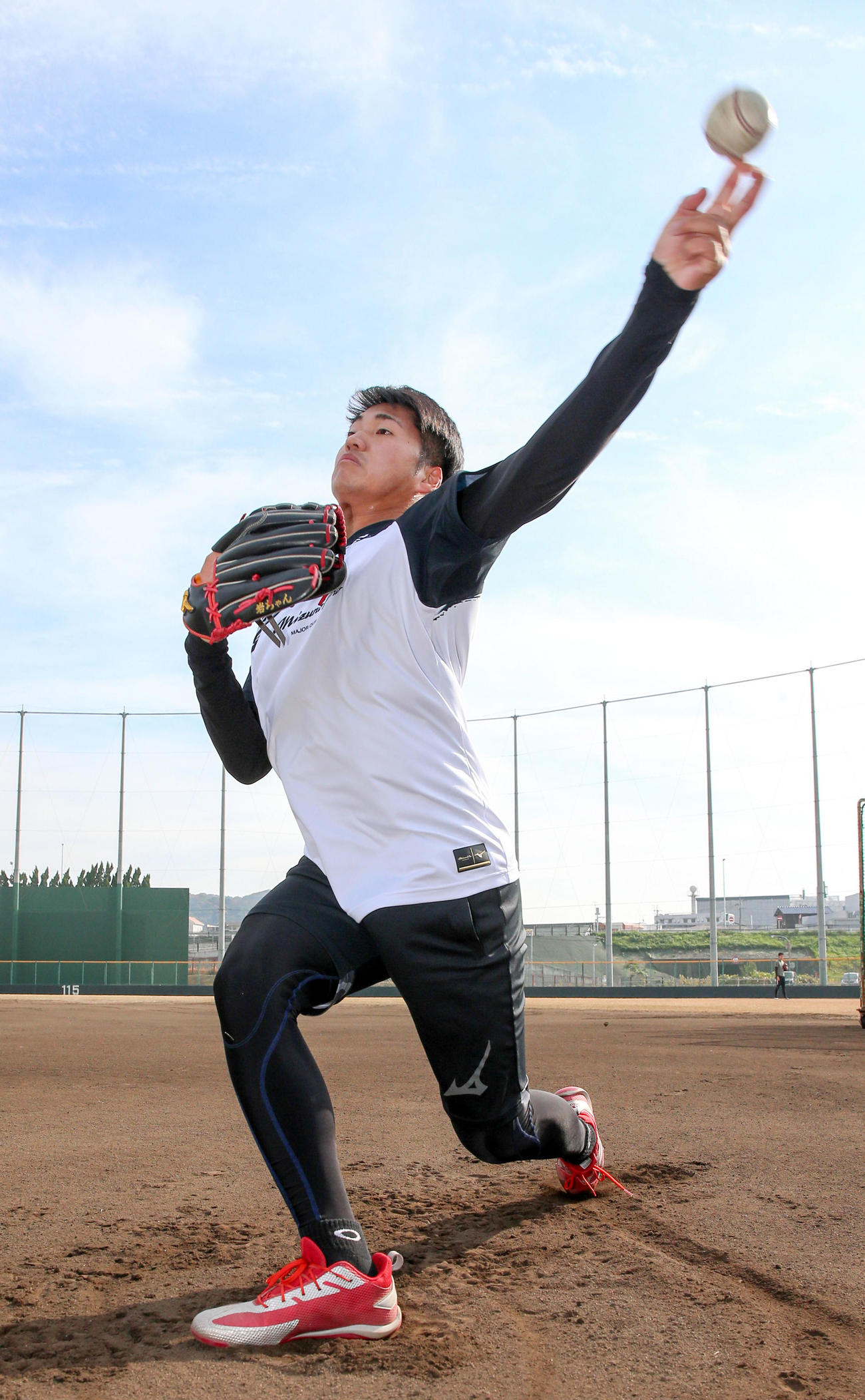 自主トレを公開し、独特のフォームを披露した岩田将（撮影・上山淳一）