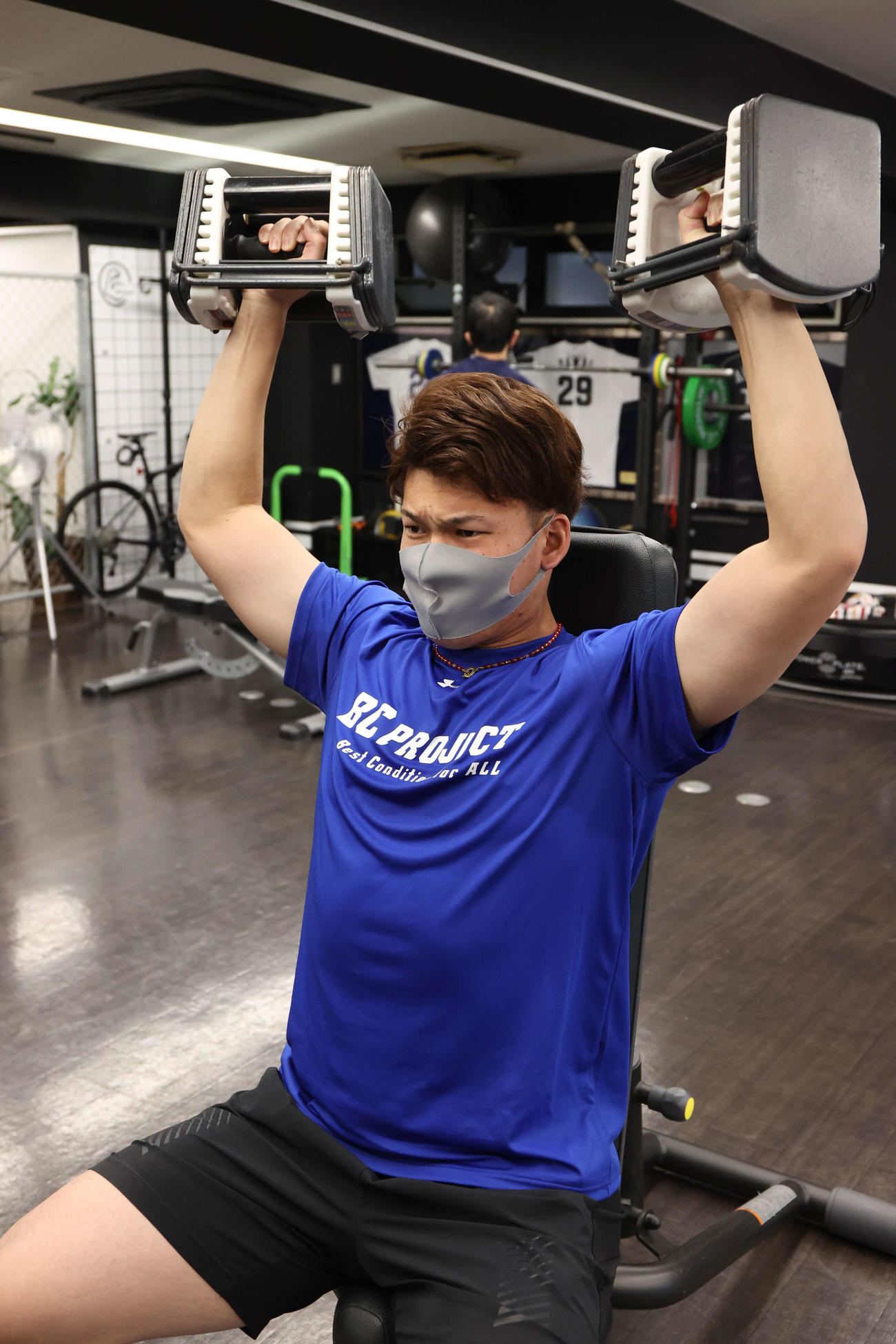 約2時間のトレーニングを行った中日石川昂（代表撮影）