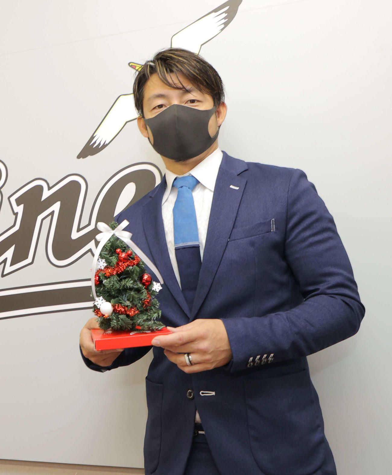 契約更改を終えクリスマスツリーを手にするロッテ鳥谷（代表撮影）
