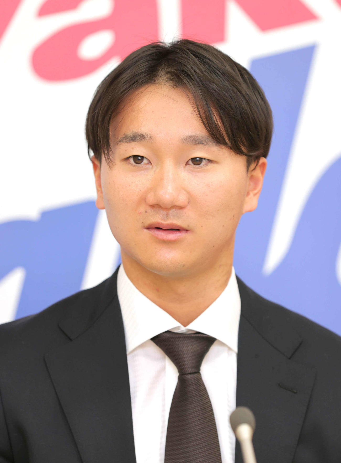 ヤクルトへの入団会見に臨む宮台（代表撮影）