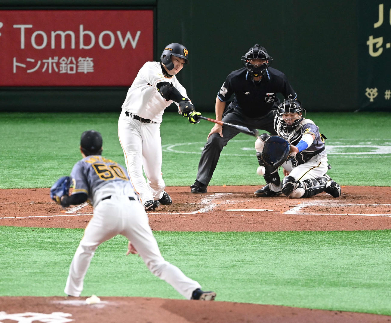 巨人対阪神　4回裏、内野安打を放つ丸。投手青柳（2020年9月16日撮影）