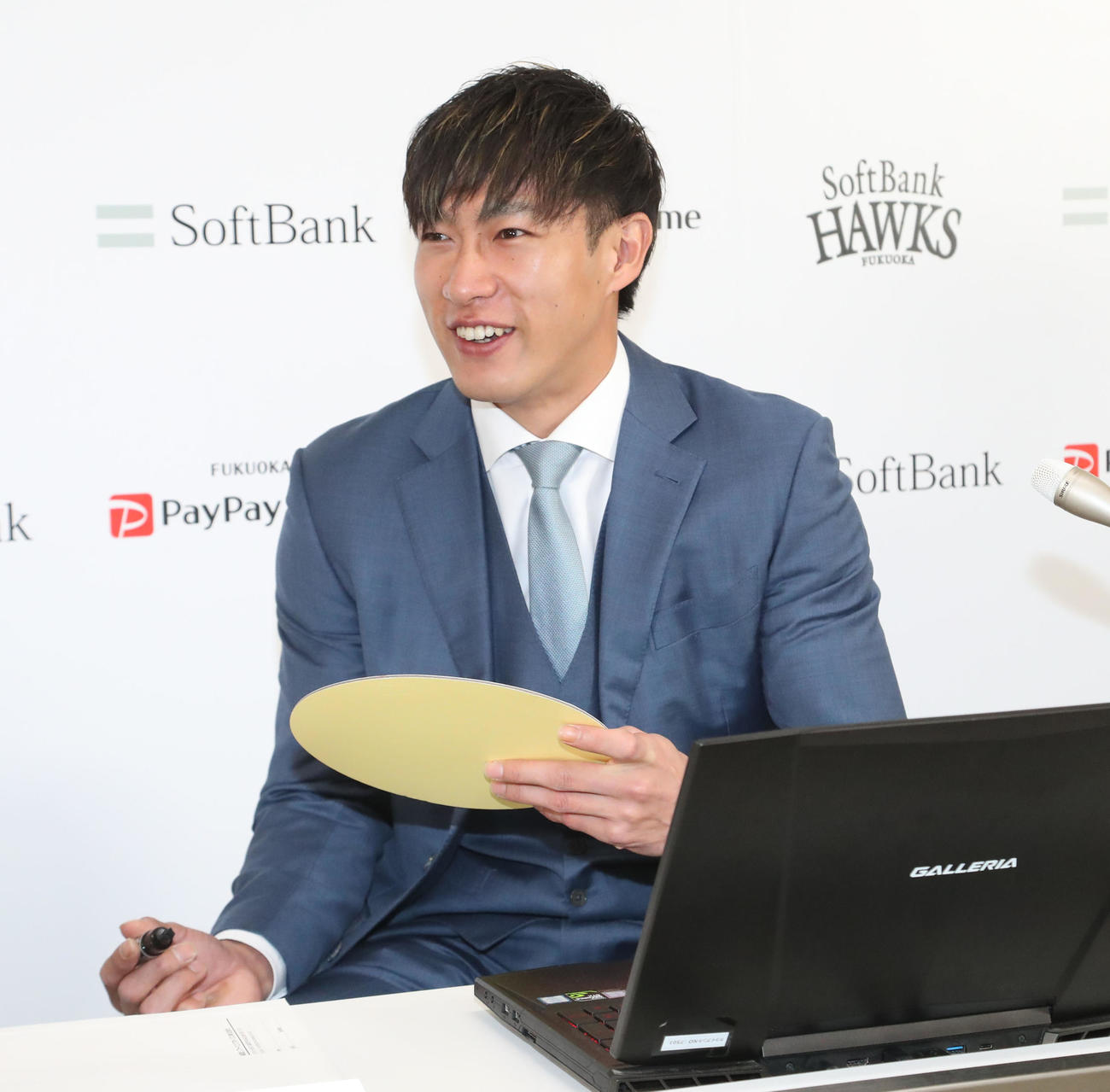 契約更改を終えた柳田悠岐は来季の目標を色紙に記す（撮影・梅根麻紀）