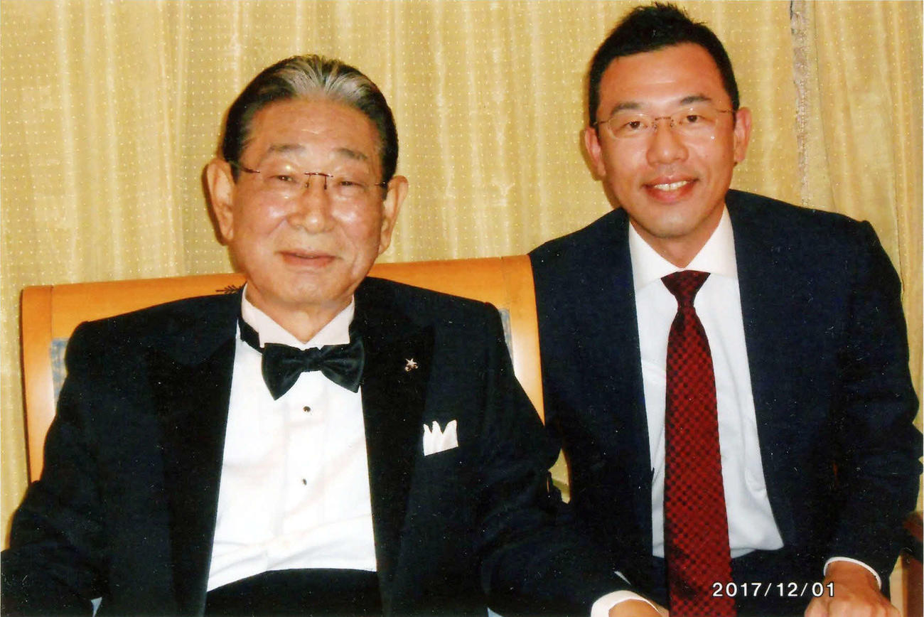 17年、殿堂入りを祝う会で松原氏（右）と写真におさまる星野仙一氏（松原氏提供）