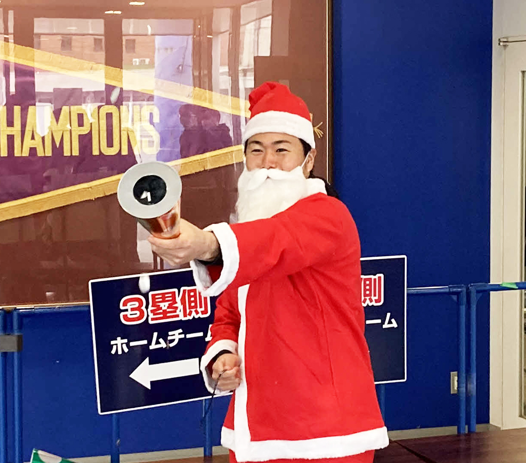 サンタの衣装をまといクラッカーを鳴らす中日木下拓（撮影・伊東大介）