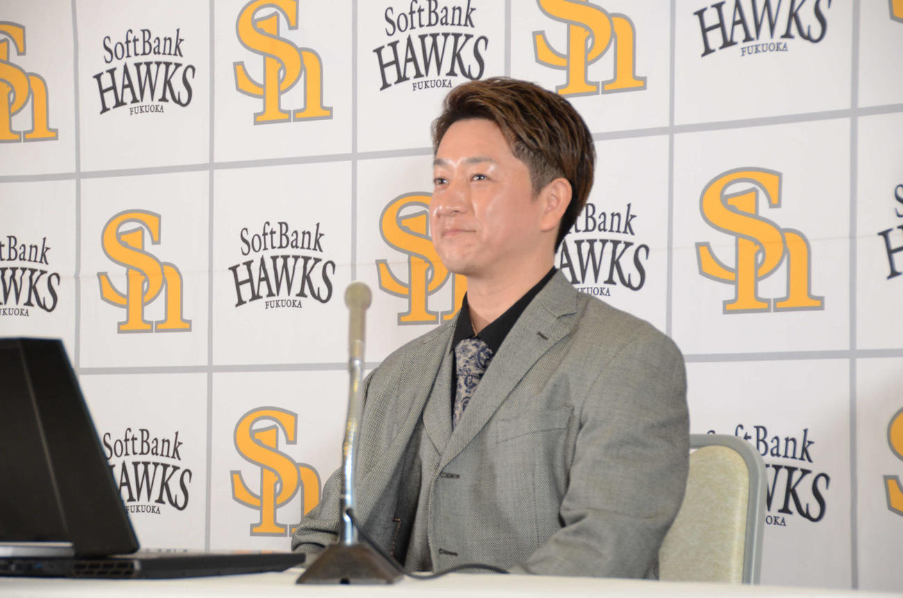 契約更改交渉を終え、会見に臨むソフトバンク川島（代表撮影）