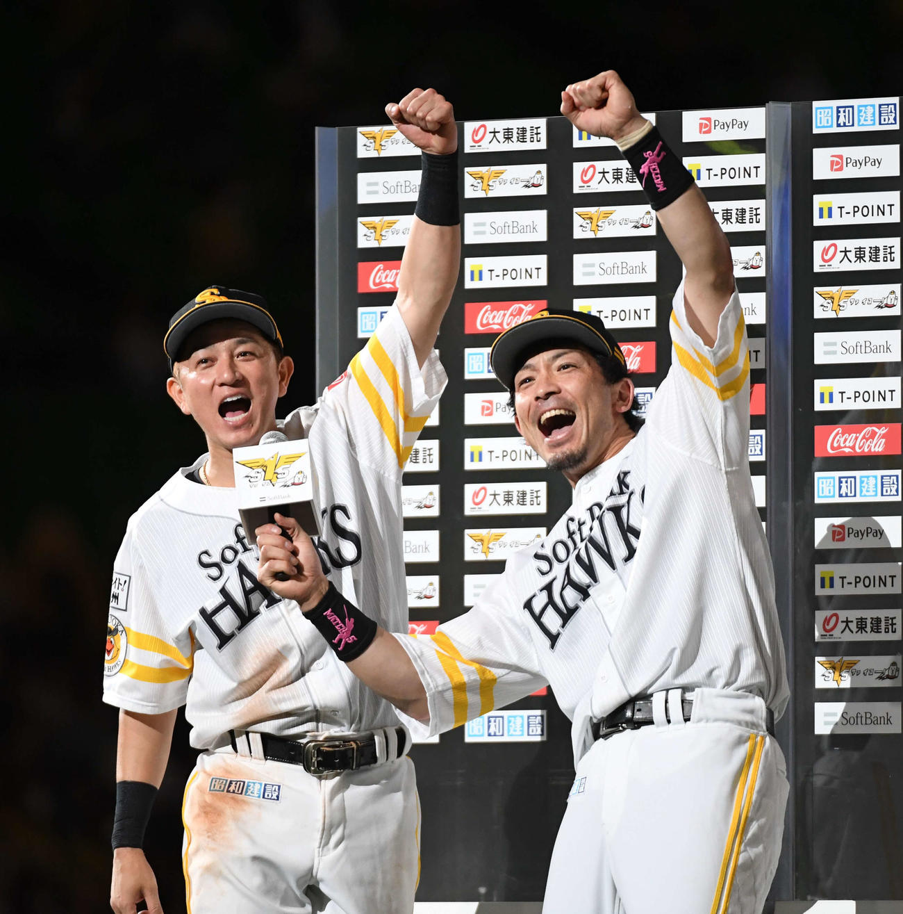 ソフトバンク対日本ハム　お立ち台に上がり「1、2、3、マッチ」と雄たけびを上げる松田宣浩（右）と川島慶三（2020年10月2日撮影）