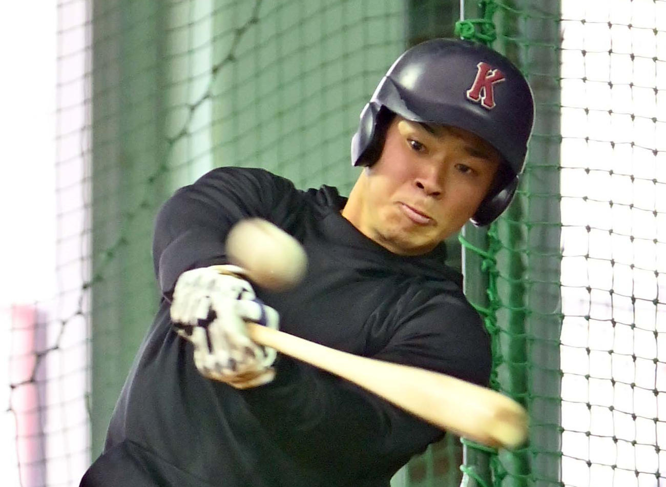 近畿大学野球部室内練習場で打撃練習をして汗を流す阪神ドラフト1位の佐藤輝明（撮影・上田博志）
