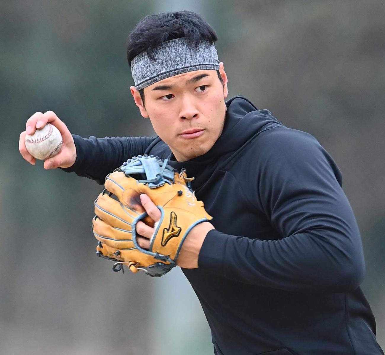 近畿大学野球部グラウンドでキャッチボールをする阪神ドラフト1位佐藤（撮影・上田博志）