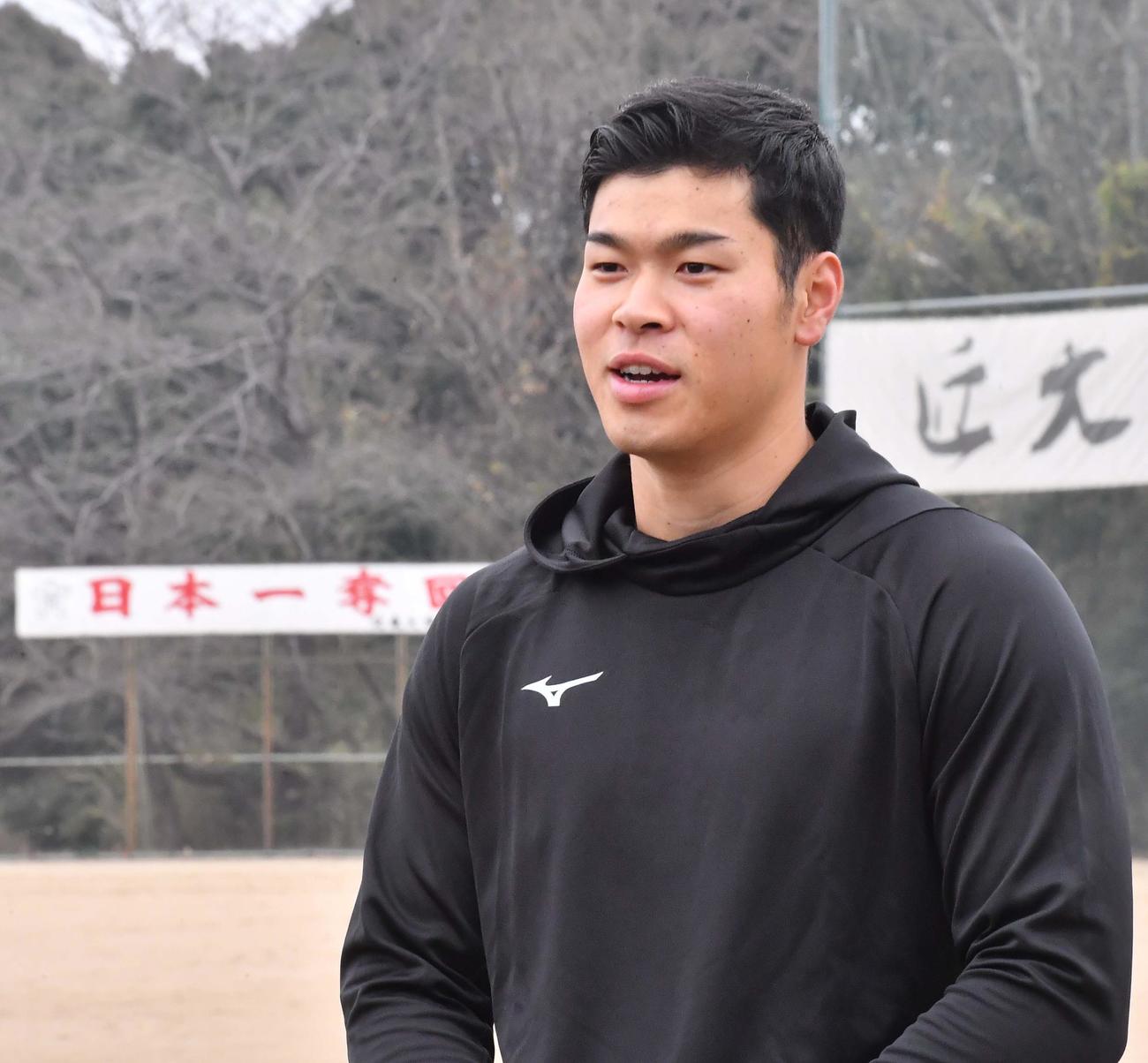 近畿大学野球部グラウンドでの練習を終え取材を受ける阪神ドラフト1位の佐藤輝明（撮影・上田博志）