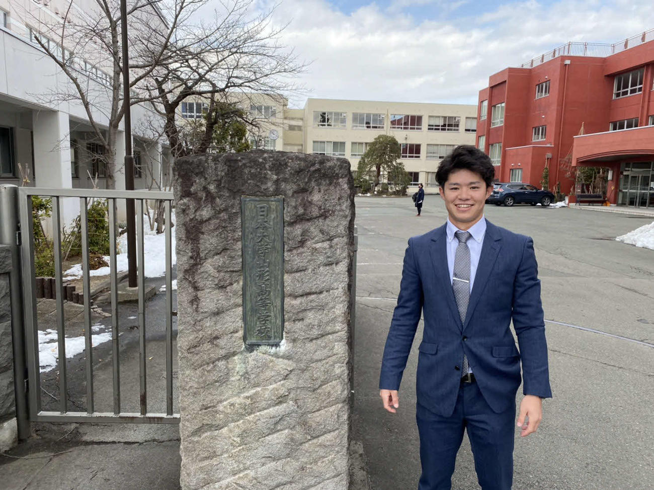 阪神中野は、母校の日大山形高校を訪問し、笑顔を見せる（球団提供）