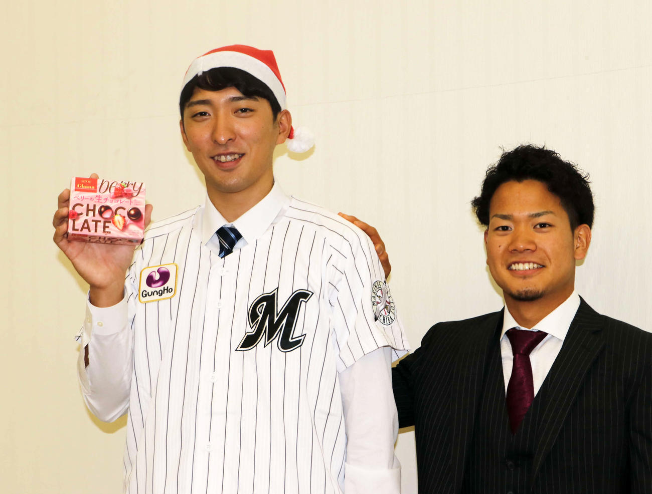 星槎道都大で開かれた入団報告・激励会を終え、サンタ帽を被って日本ハム福田（右）とともに記念撮影に応じるロッテドラフト4位の河村（撮影・山崎純一）