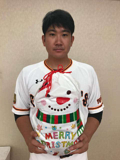 東海大医学部付属病院の院内学級の子どもたちにクリスマスプレゼントを贈った巨人菅野（球団提供）