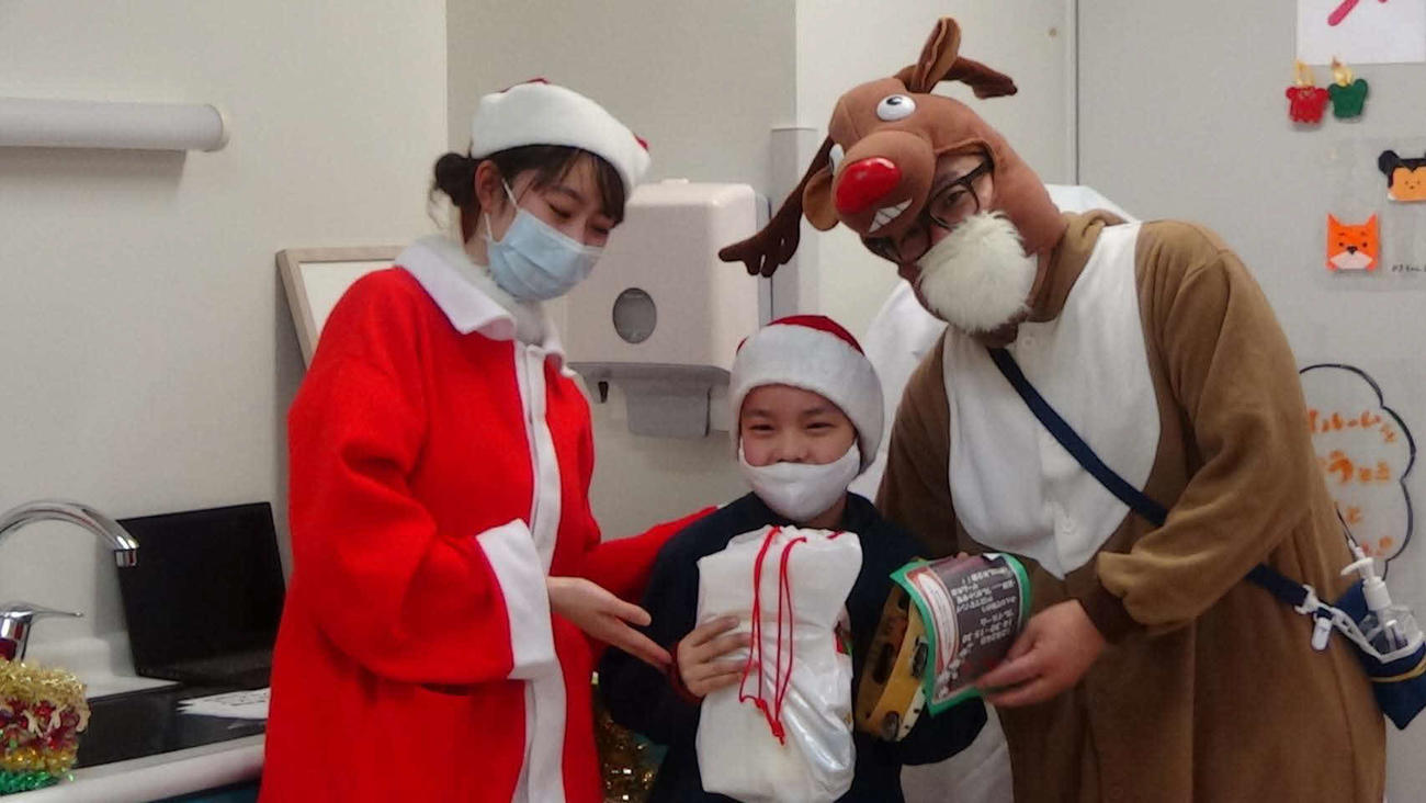 東海大医学部付属病院の院内学級の子供たちに巨人菅野からクリスマスプレゼントが贈られた（球団提供）