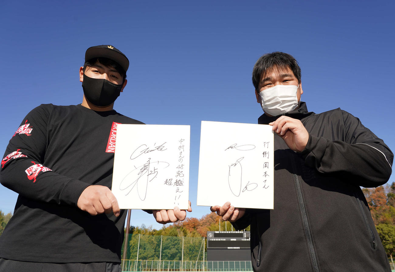来季の目標を西武中村（右）は「打倒岡本さん」、巨人岡本は「中村さんの48発超！！」と記した（撮影・江口和貴）