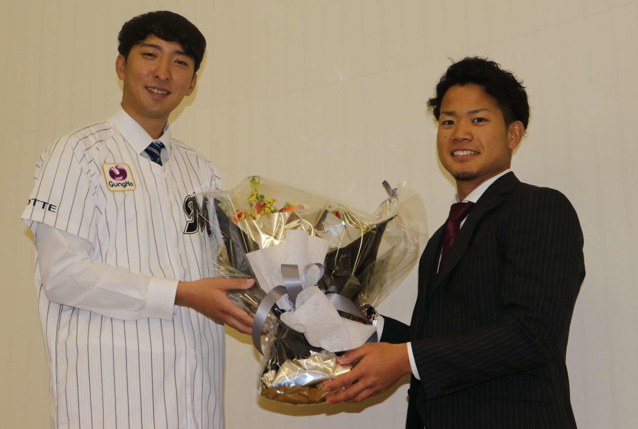 星槎道都大で開かれた入団報告・激励会にて日本ハム福田（右）から花束を受け取るロッテドラフト4位の河村（撮影・山崎純一）