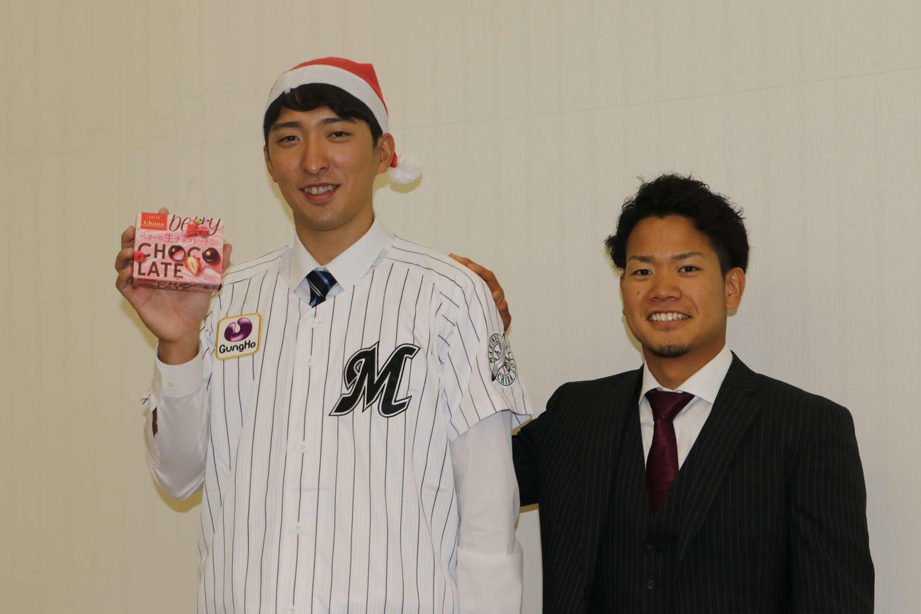 星槎道都大で開かれた入団報告・激励会を終え、サンタ帽を被って日本ハム福田（右）とともに記念撮影に応じるロッテドラフト4位の河村（撮影・山崎純一）