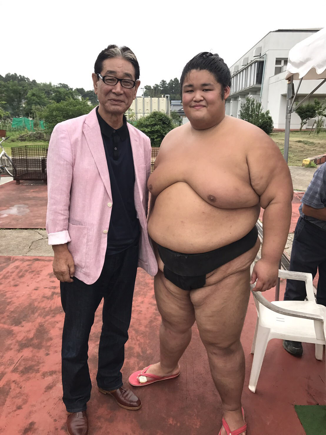 清乃海を激励した星野氏（飯島氏提供）