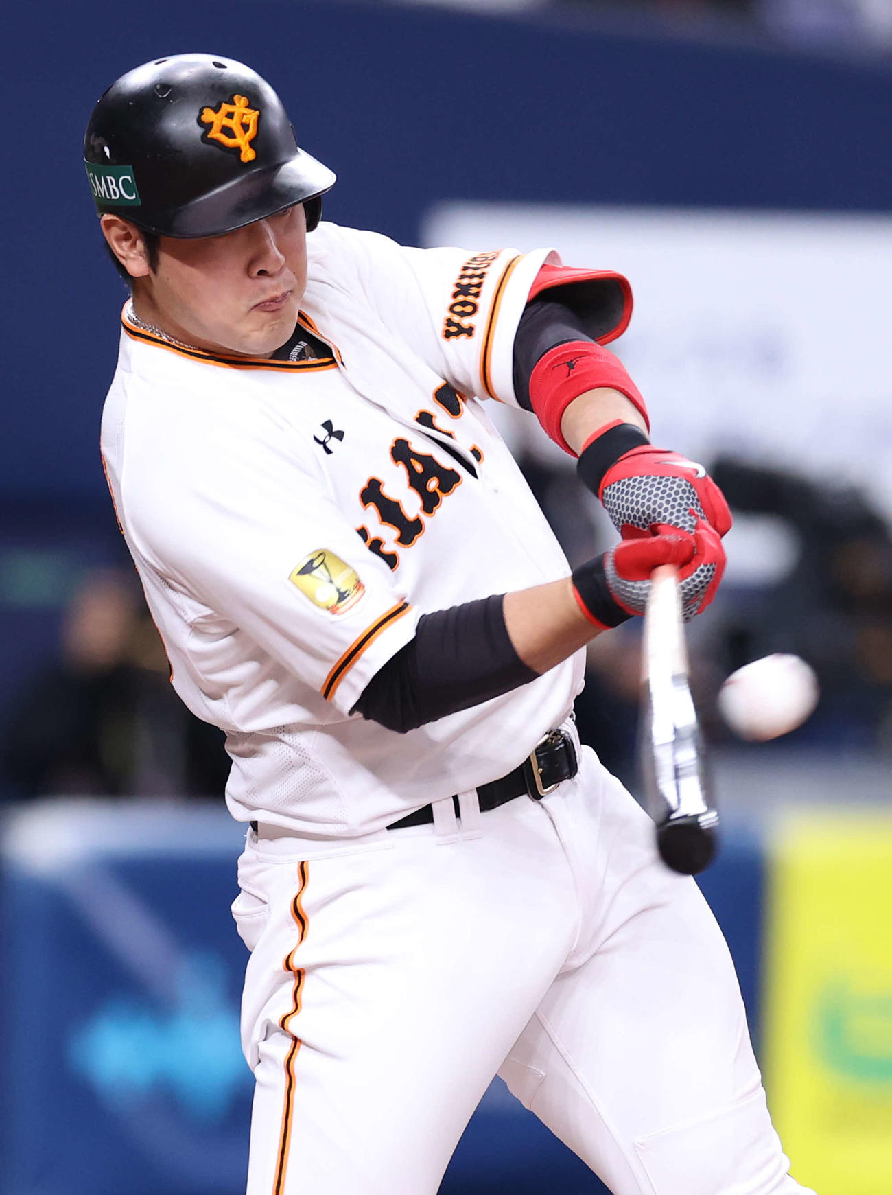 巨人対ソフトバンク　6回裏巨人1死一塁、中前打を放つ岡本（20年11月22日撮影）