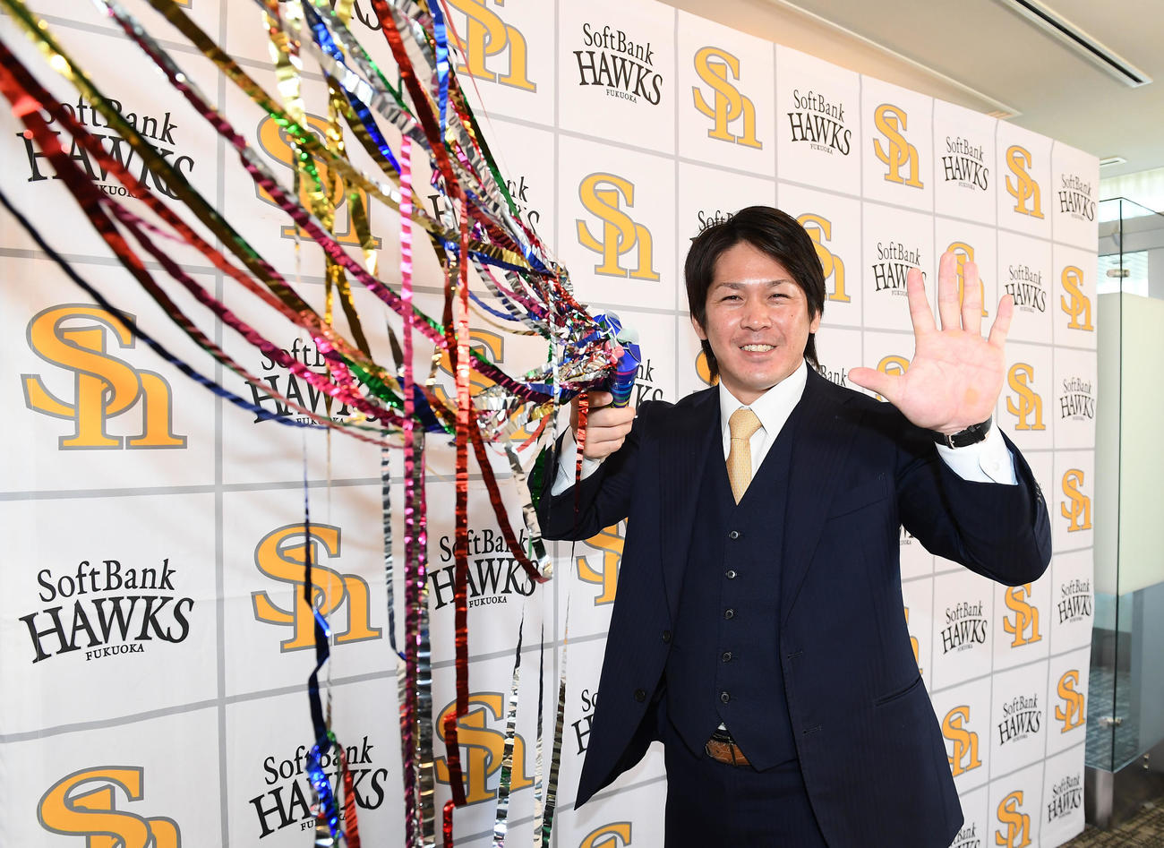 大幅アップで契約更改を終えた甲斐拓也は笑顔でクラッカーを鳴らす（現場代表・九スポ）