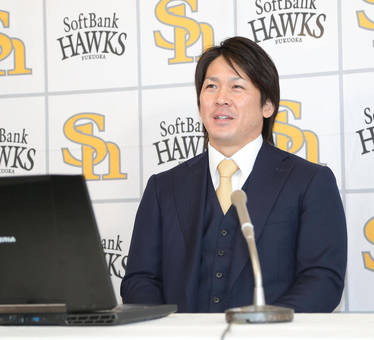 大幅アップで契約更改を終えた甲斐拓也は会見で笑顔（現場・代表スポニチ）