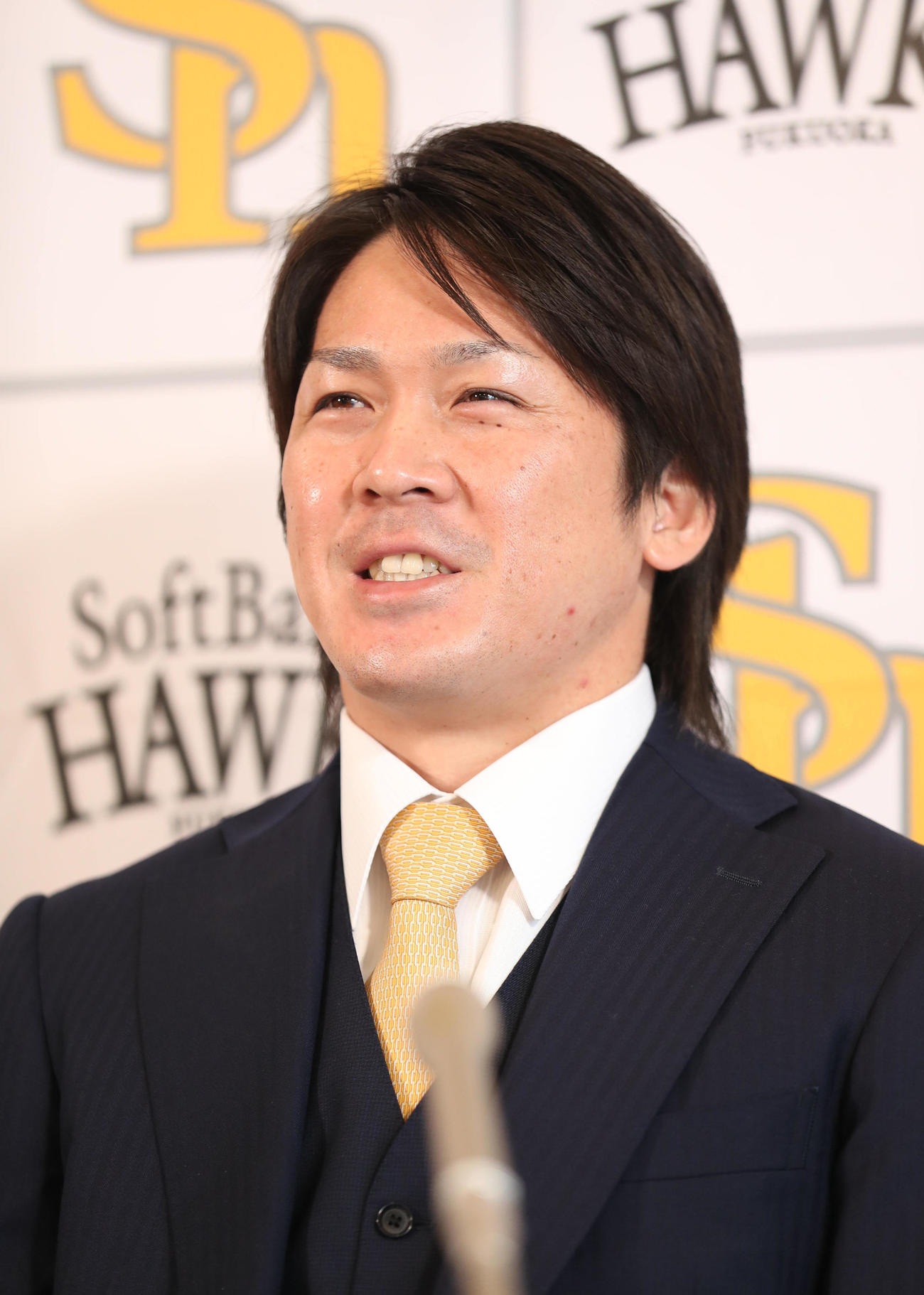 大幅アップで契約更改を終えた甲斐拓也は会見で笑顔（現場・代表スポニチ）