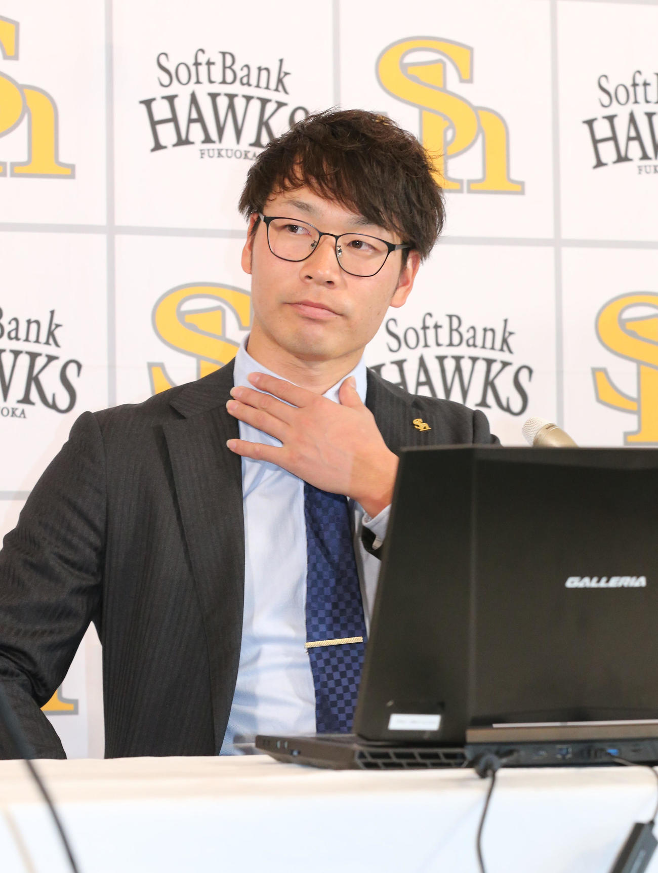 減額で契約更改を終えた武田翔太は会見で話をする（撮影・梅根麻紀）