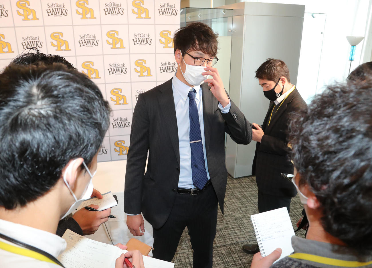 減額で契約更改を終えた武田翔太は報道陣に囲まれる（撮影・梅根麻紀）