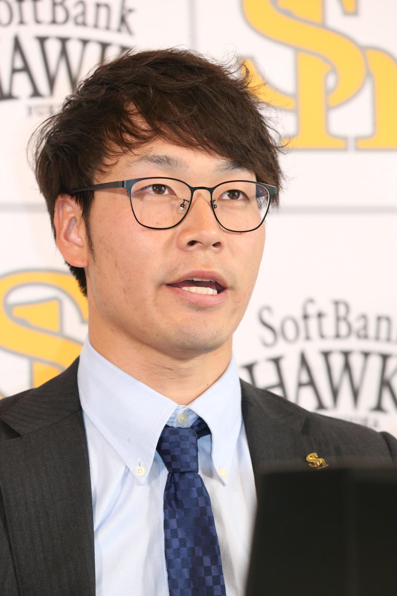 減額で契約更改を終えた武田翔太は会見で話をする（撮影・梅根麻紀）