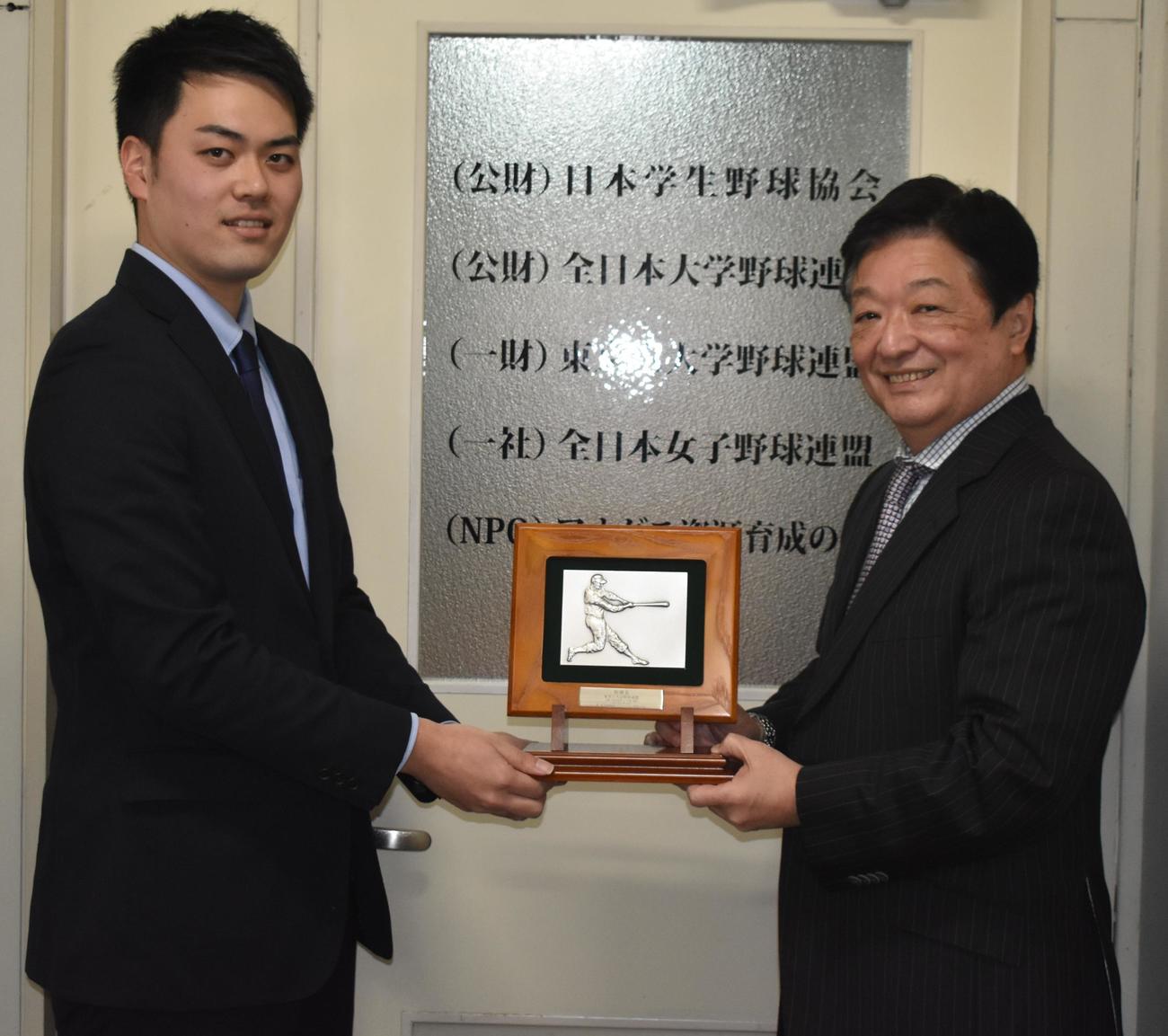 東京運動記者クラブのアマチュア野球分科会から特別賞を贈られた東京6大学野球連盟の内藤事務局長（右）