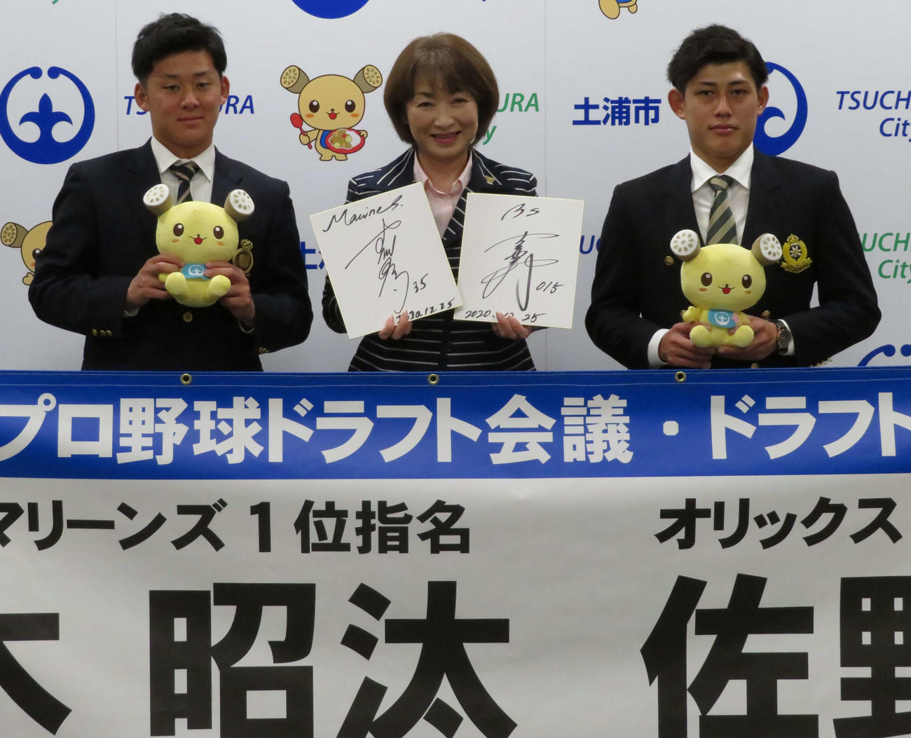 地元土浦市の安藤市長（中央）にプロ入りを報告したロッテ鈴木（左）とオリックス佐野（撮影・金子真仁）
