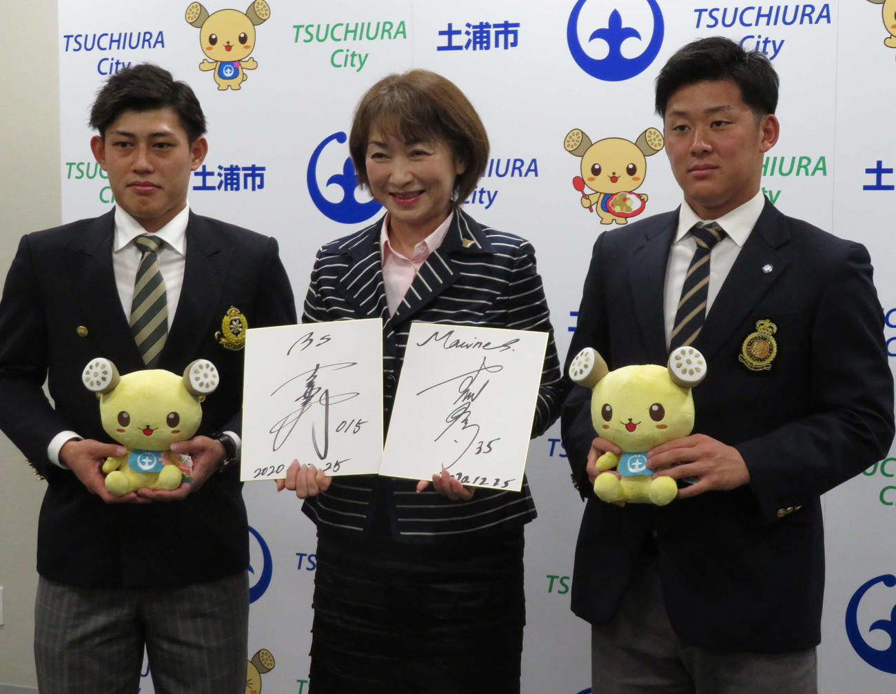 地元土浦市の安藤市長（中央）にプロ入りを報告したロッテ鈴木（右）とオリックス佐野（撮影・金子真仁）