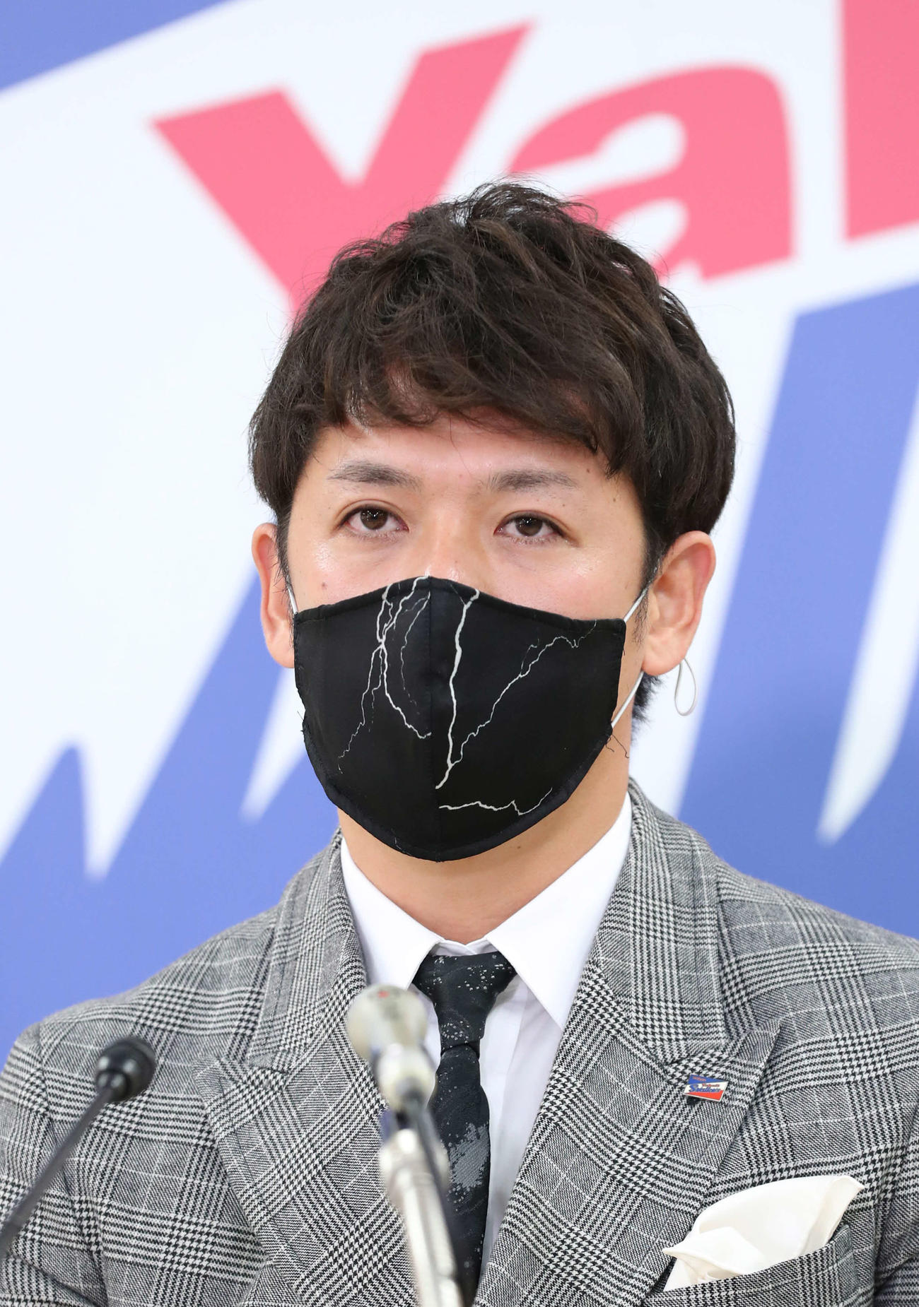契約更改を終え、取材に応じるヤクルト小川（代表撮影）