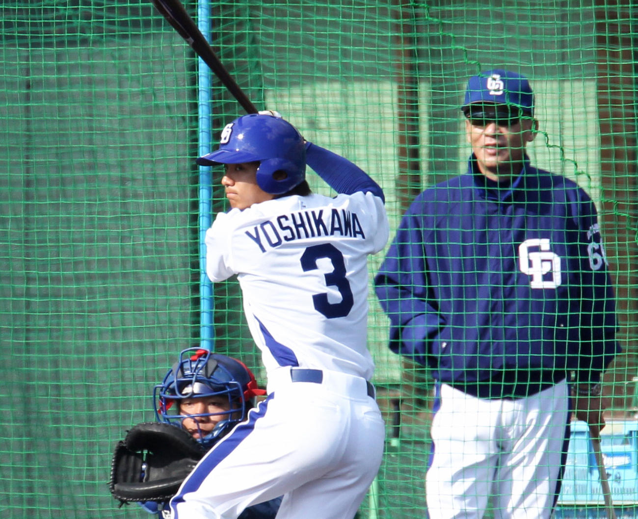 背番号3のユニホームを着て落合監督が見守る前で打撃練習を行う吉川大幾（2011年2月1日撮影）