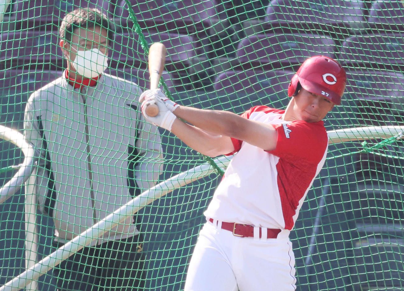 秋季練習で河田ヘッドコーチが見守る中で打撃練習を行う野間（2020年11月25日）