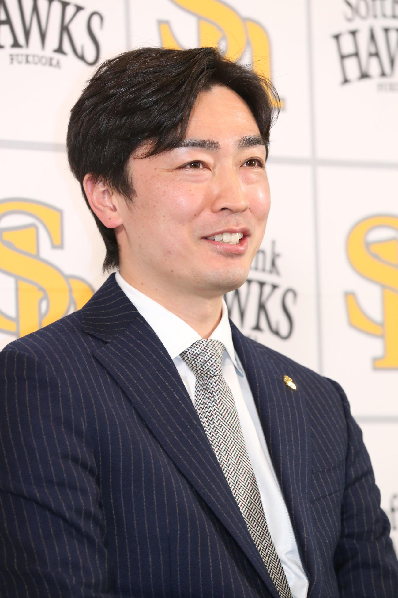 契約更改を終えた和田毅は会見で笑顔を見せる（撮影・梅根麻紀）