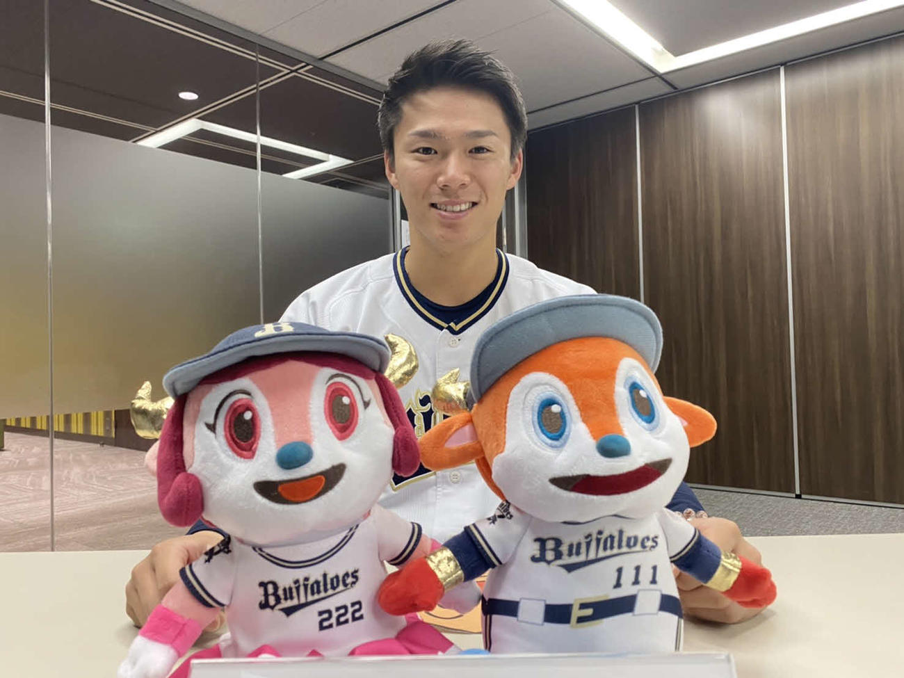 児童養護施設の岸和田学園をリモート訪問したオリックス山本（球団提供）