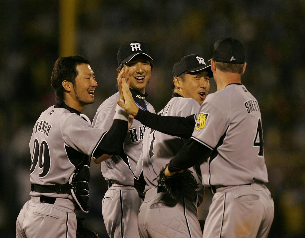 試合後にシーツらハイタッチをかわす藤川球児（07年5月）