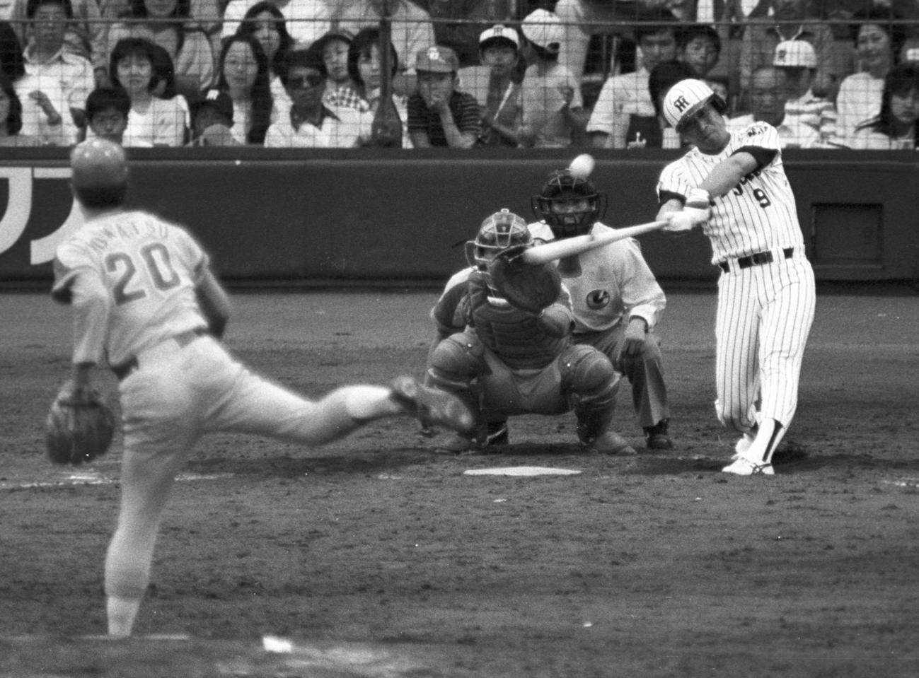 阪神・佐野仙好は中日・小松辰雄から左翼へ2号本塁打を放つ（1985年5月5日撮影）