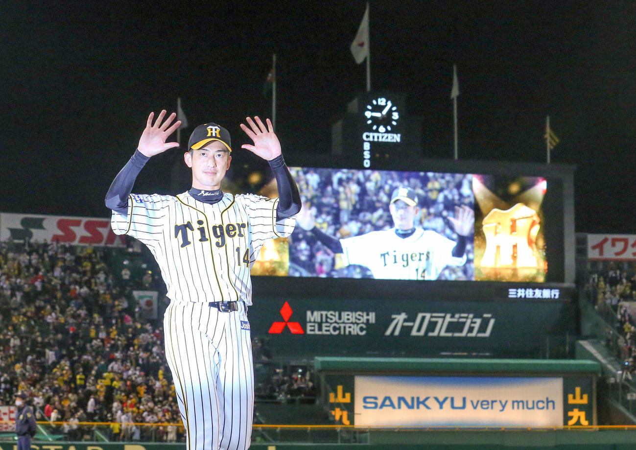 試合後、ファンの声援に手を振って応える阪神時代の能見（2020年11月11日撮影）