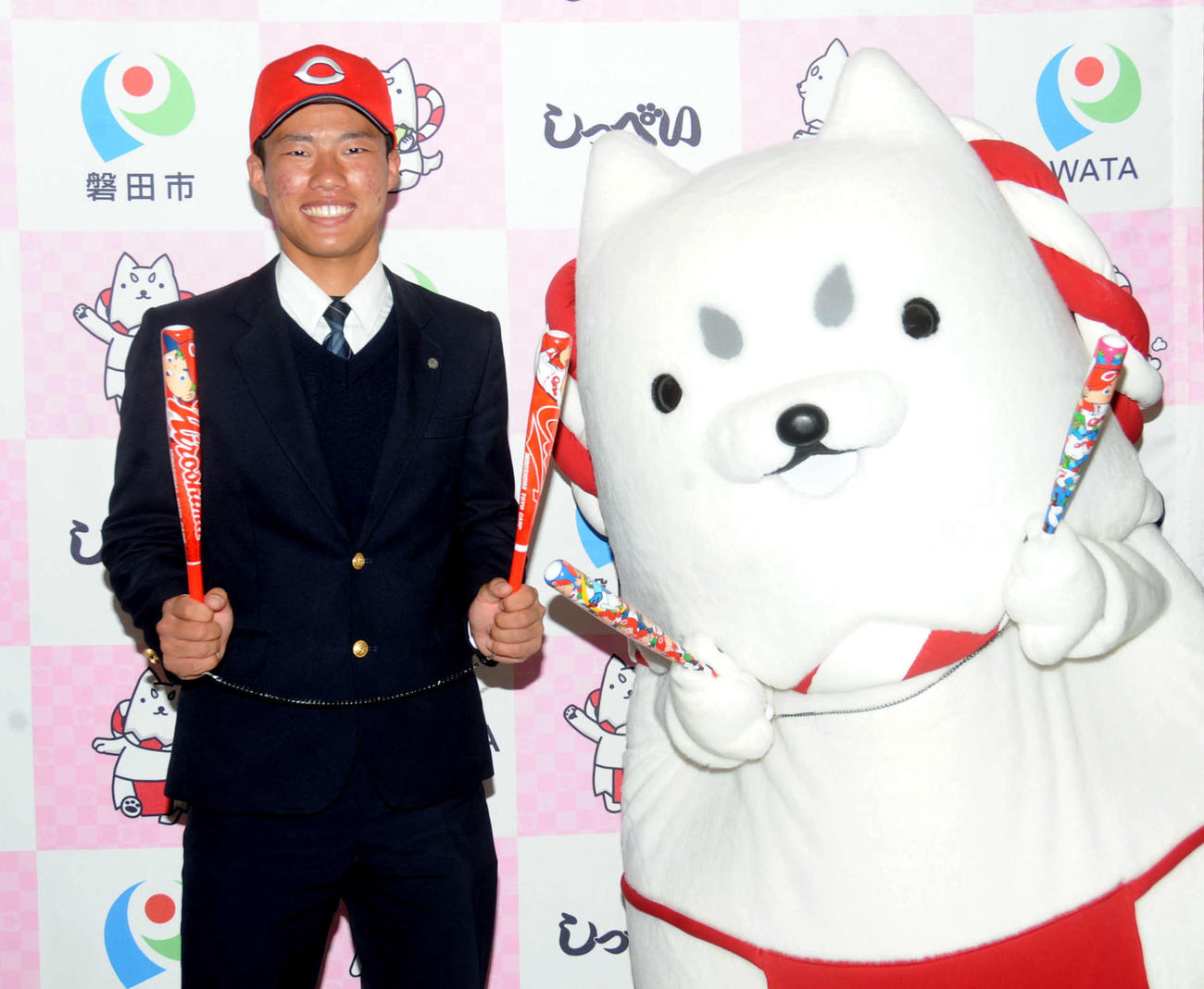 磐田市のイメージキャラクター・しっぺい（右）と並んで笑顔の磐田東高・二俣