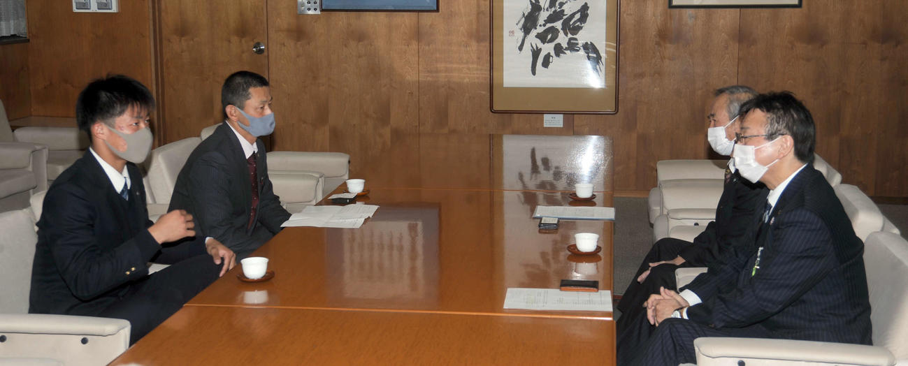 磐田市の渡部市長（右手前）と歓談する磐田東高・二俣（左手前）