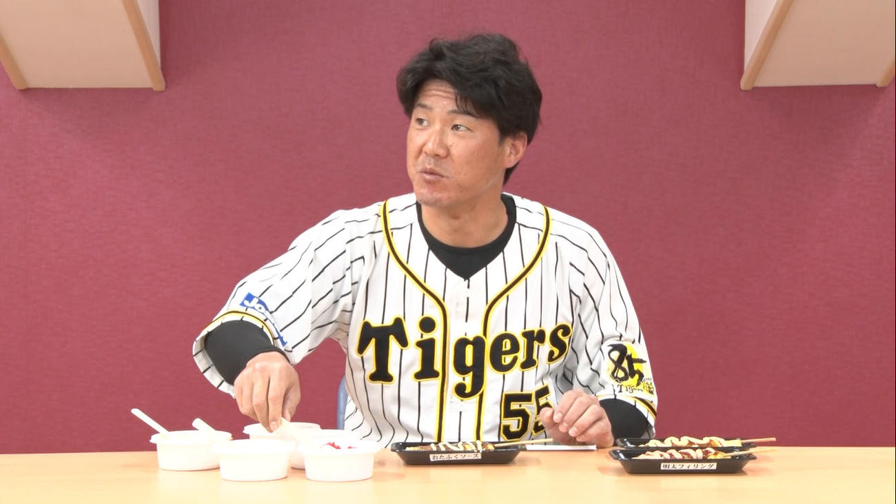 来年、甲子園で販売予定の選手コラボグルメを開発中の陽川（球団提供）