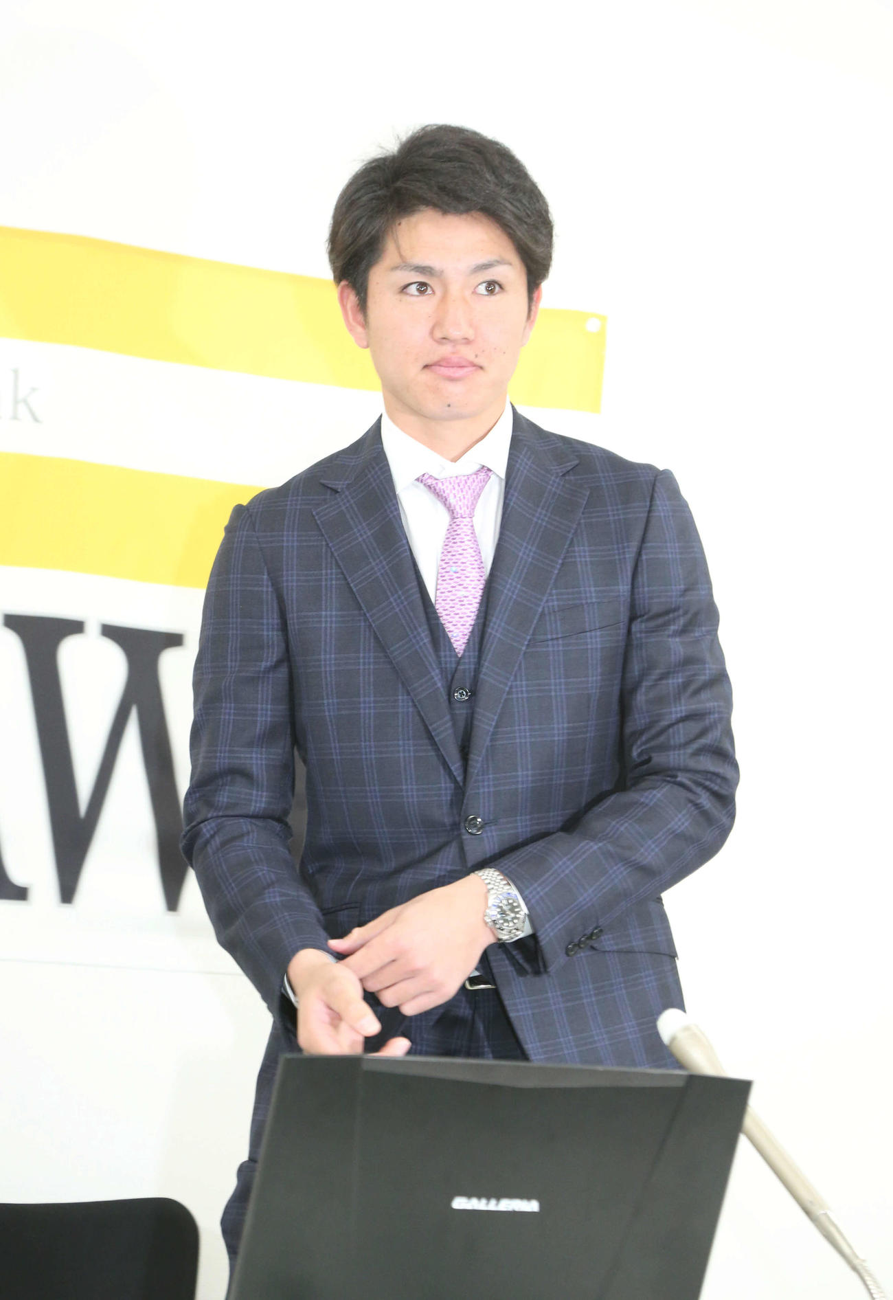アップで契約更改し会見に臨む高橋礼（撮影・梅根麻紀）